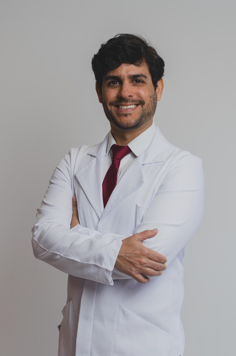 Dr. Eduardo Moura no consultório